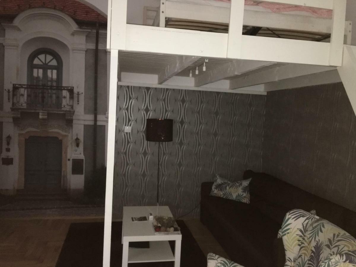 Lovag Apartman, Budapest